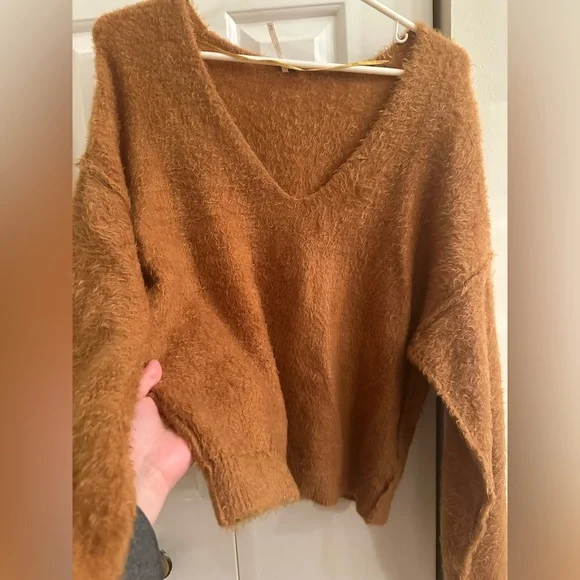 Bundle Alert Free People Oversized Fuzzy V-Neck Sweater & Levi’s jeans. - Picture 6 of 15